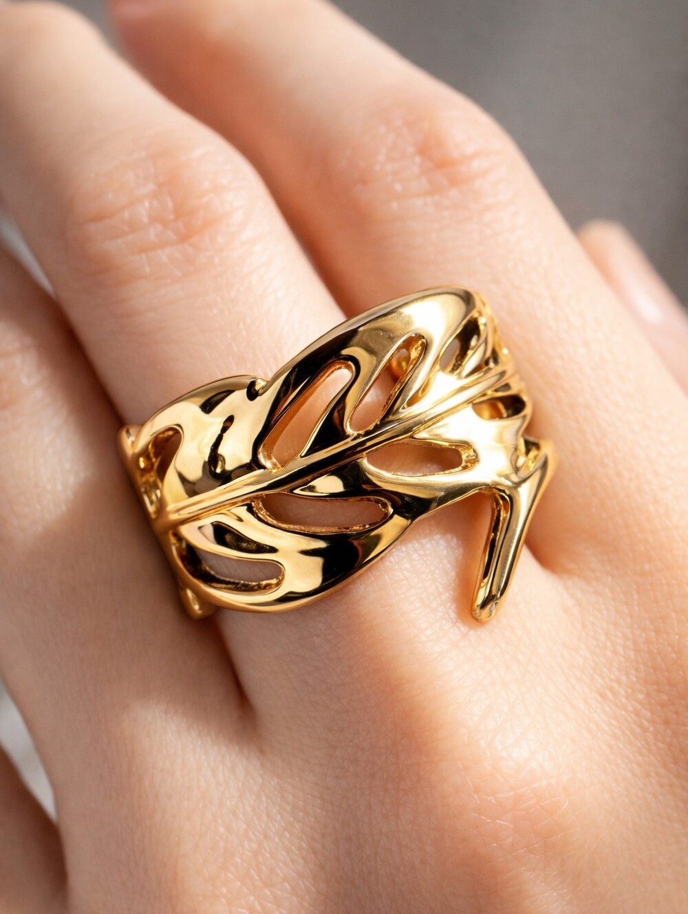Women's Stylish Polished Gold tone Filigree Leaf Statement Ring - Size 7 - Chic